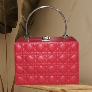 Elegant Red  Crossbody Bag And Quilted Handbag Is Perfect For Any Occasion.